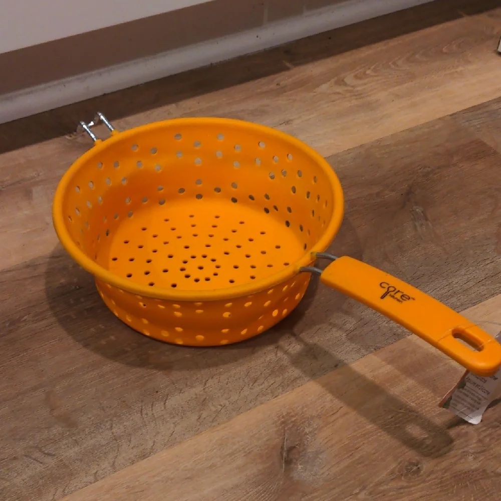 Collapsible Orange Colander by Chef'n - Picture 4 of 6